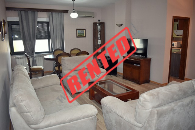 Apartament 2+1 me qira ne rrugen Pjeter Bogdani ne Tirane.

Ndodhet ne katin e 4 te nje pallati te